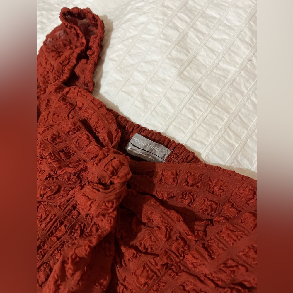 URBAN OUTFITTERS
red long sleeve crop top with bowtie front - Picture 2 of 3